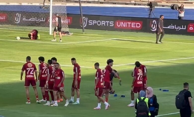 شاهد:تحية جماهير الأهلي لمصطفي شوبير ومحمد هاني قبل المباراة الداخلية