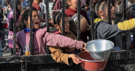 واشنطن بوست: الوضع الإنسانى فى غزة يشهد صعوبات أشد مع موجة حر قاسية