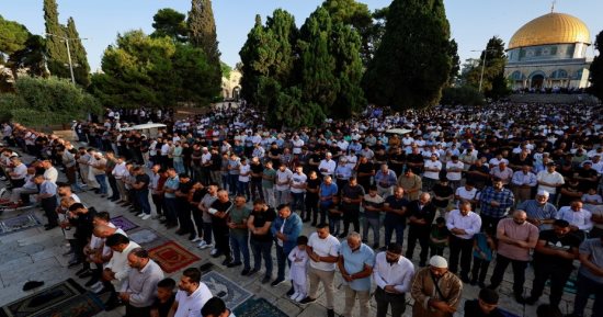 آلاف الفلسطينيين يؤدون صلاة عيد الأضحى بـ "الأقصى" فى ظل تضييق أمنى للاحتلال