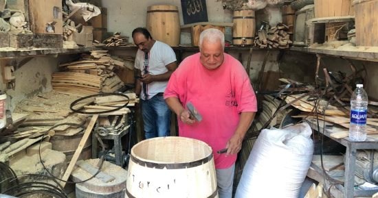 خبرة 50 عاما.. محمد عيد يكشف أسرار مهنة صناعة البراميل الخشبية.. صور