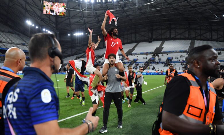 الننى وزيزو يحتفلان بإنجاز المنتخب الأولمبى مع الجماهير بعلم مصر.. صور