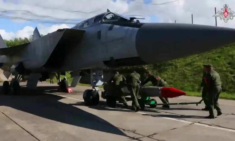 تستعرض الطائرة MiG-31BM ذات الدقة العالية بصاروخ جو-جو R-33 بسرعة 4.5 ماخ ومدى 300 كيلومتر