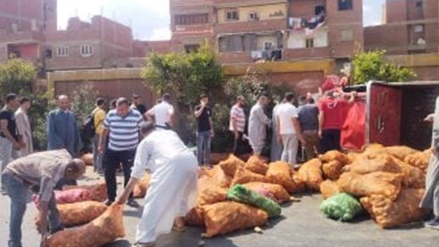 عودة الحركة بالطريق الزراعي بعد انقلاب سيارة انقلاب سيارة محملة بالبطاطس بطوخ