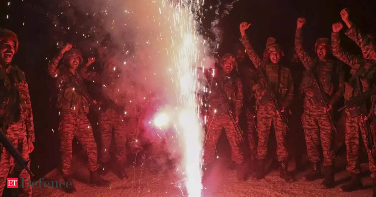 الجيش يحتفل بعيد ديوالي: جامو وكشمير: جنود الجيش يحتفلون بعيد ديوالي على طول خط السيطرة بينما هم في حالة تأهب قصوى