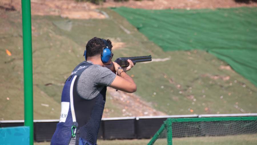 المصري مارتن رامي زكي "بطل أفريقيا" يخطف الأضواء في بطولة العالم للرماية على الأطباق المروحية