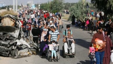 مئات الفلسطينيين ينزحون قسرا من حى الشجاعية شرق مدينة غزة